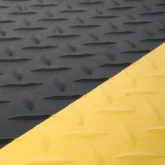 Černo-žlutá gumová protiúnavová průmyslová laminovaná rohož - 90 x 60 x 1,4 cm