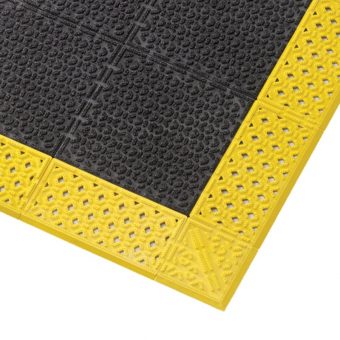 Černá plastová rohož Cushion Lok HD Solid, Grip Step - 76 x 152 x 2,2 cm